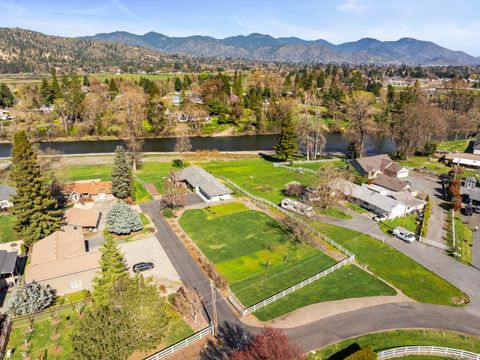 Tiny photo for 274 Parkhill Place, Grants Pass, OR 97527 (MLS # 220217644)