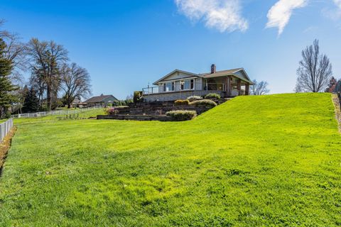 Photo of 274 Parkhill Place, Grants Pass, OR 97527 (MLS # 220217644)