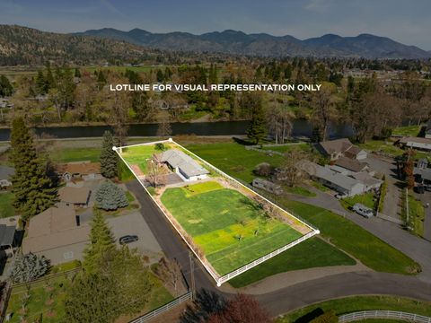 Tiny photo for 274 Parkhill Place, Grants Pass, OR 97527 (MLS # 220217644)