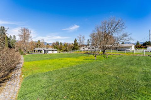 Tiny photo for 274 Parkhill Place, Grants Pass, OR 97527 (MLS # 220217644)
