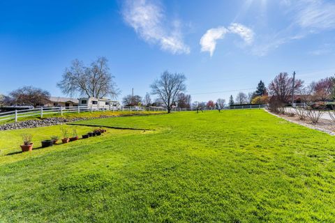 Tiny photo for 274 Parkhill Place, Grants Pass, OR 97527 (MLS # 220217644)