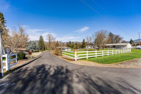 Tiny photo for 274 Parkhill Place, Grants Pass, OR 97527 (MLS # 220217644)