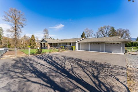 Tiny photo for 274 Parkhill Place, Grants Pass, OR 97527 (MLS # 220217644)