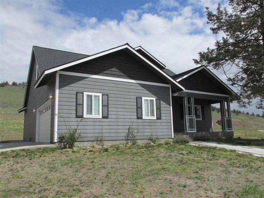 Must See Move In Ready Home In Southview. Spacious Home Built In 2012 With Nice Open Floor Plan. Interior Has Been Freshly Painted. Great Sized Kitchen With Granite Counter Tops And New Stainless Steel Appliances!