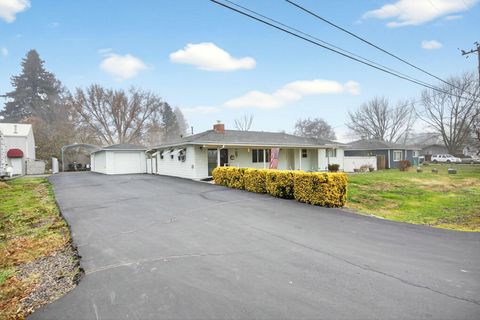 Photo of 709 Lawnsdale Road, Medford, OR 97504 (MLS # 220212734)