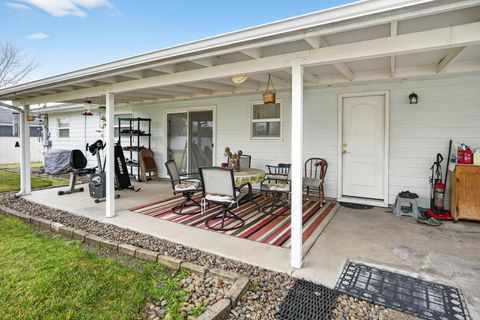 Tiny photo for 709 Lawnsdale Road, Medford, OR 97504 (MLS # 220212734)