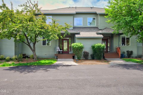 Photo of 993 Golden Pheasant Drive, Redmond, OR 97756 (MLS # 220224065)