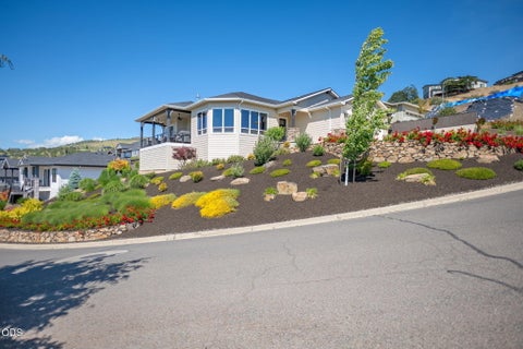 Tiny photo for 547 W La Strada Circle, Medford, OR 97504 (MLS # 220222665)