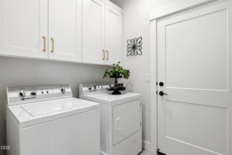 Tiny photo for 547 W La Strada Circle, Medford, OR 97504 (MLS # 220222665)