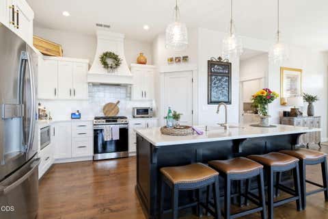 Tiny photo for 547 W La Strada Circle, Medford, OR 97504 (MLS # 220222665)