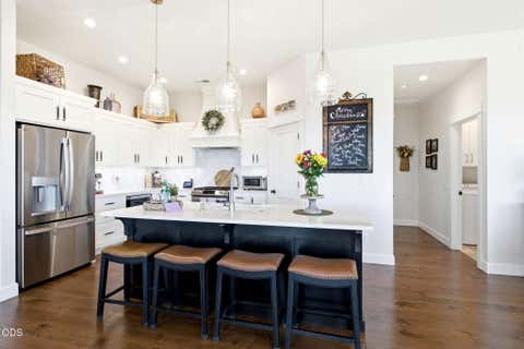 Tiny photo for 547 W La Strada Circle, Medford, OR 97504 (MLS # 220222665)