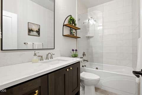 Tiny photo for 547 W La Strada Circle, Medford, OR 97504 (MLS # 220222665)