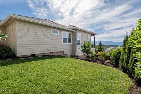 Tiny photo for 547 W La Strada Circle, Medford, OR 97504 (MLS # 220222665)