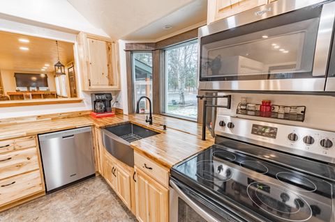 Tiny photo for 52585 Antler Lane, La Pine, OR 97739 (MLS # 220213442)