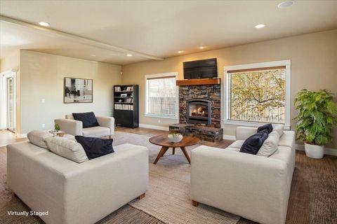 Tiny photo for 4122 SW Salmon Place, Redmond, OR 97756 (MLS # 220217364)