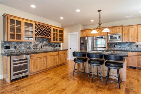 Tiny photo for 4122 SW Salmon Place, Redmond, OR 97756 (MLS # 220217364)
