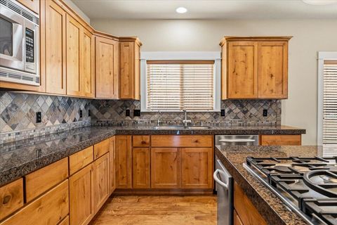 Tiny photo for 4122 SW Salmon Place, Redmond, OR 97756 (MLS # 220217364)