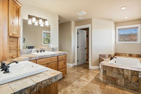 Tiny photo for 4122 SW Salmon Place, Redmond, OR 97756 (MLS # 220217364)