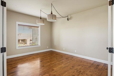 Tiny photo for 4122 SW Salmon Place, Redmond, OR 97756 (MLS # 220217364)