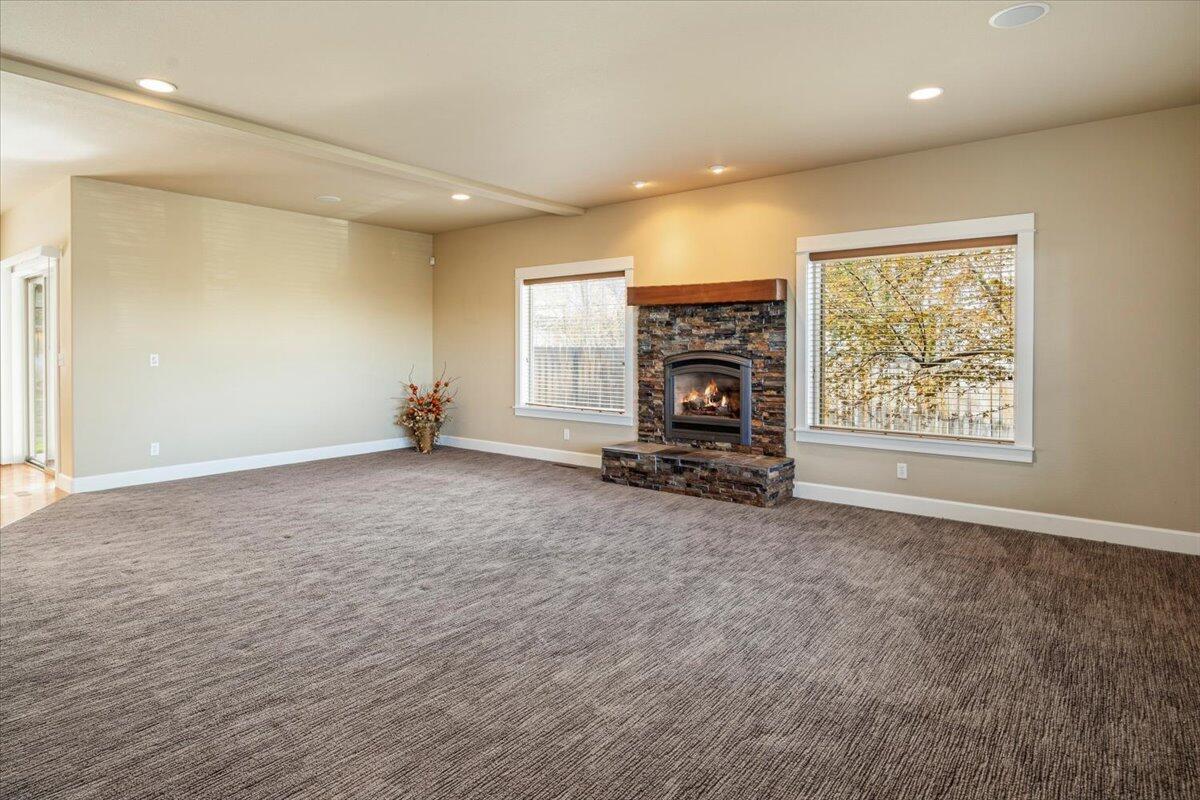 4122 SW Salmon Place