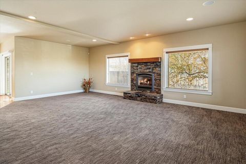 Tiny photo for 4122 SW Salmon Place, Redmond, OR 97756 (MLS # 220217364)