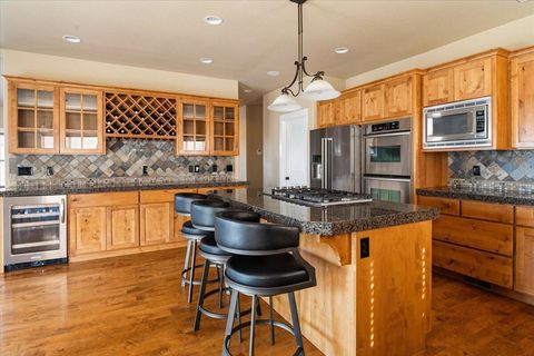 Tiny photo for 4122 SW Salmon Place, Redmond, OR 97756 (MLS # 220217364)