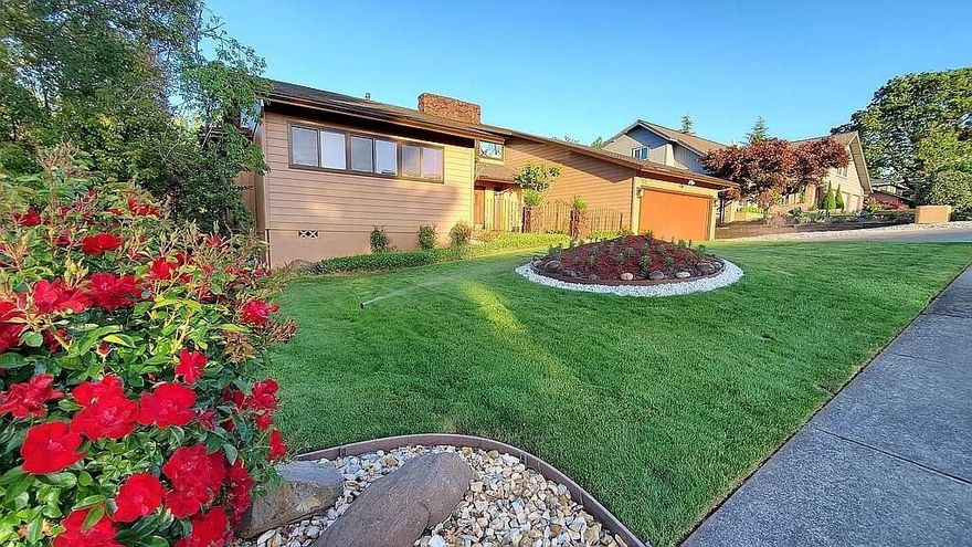 Open House this Saturday from 11 to 3.  This home welcomes you into a huge living room with soaring vaulted ceilings, an abundance of natural light and a decorative floor to ceiling rock fireplace. The open kitchen features a large island with bar seating, gas range & an eat-in dining room. The adjacent formal dining room offers a wet bar and access to the back deck. Spacious Master Bedroom features 3 separate closets, and private access to the deck. This home is a must see!  The 2,509 square footage feels much larger. The deck made summers wonderful with awesome morning light shining in the many windows. Cozy winter nights with the floor to ceiling rock fireplace were really enjoyable. There is so much storage in this house, all throughout inside as well as an unfinished area underneath the house with enough room to stand in. Enjoy the sunsets in the front with Table Rock views!