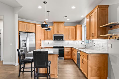 Tiny photo for 3937 Wyoming Lane, Medford, OR 97504 (MLS # 220211871)