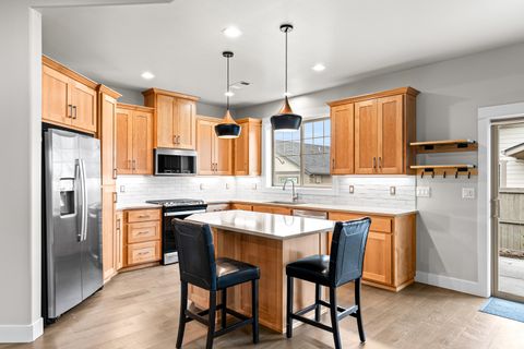 Tiny photo for 3937 Wyoming Lane, Medford, OR 97504 (MLS # 220211871)