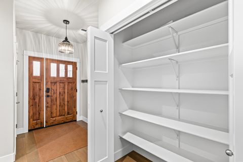 Tiny photo for 3937 Wyoming Lane, Medford, OR 97504 (MLS # 220211871)