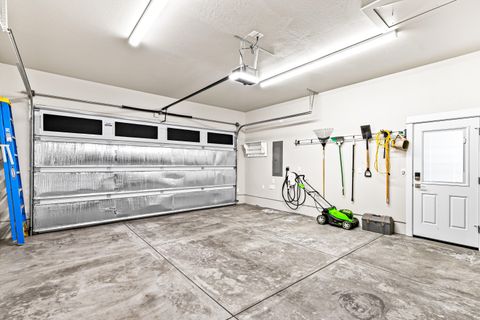 Tiny photo for 3937 Wyoming Lane, Medford, OR 97504 (MLS # 220211871)