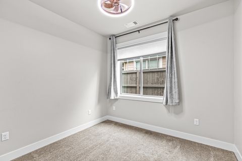 Tiny photo for 3937 Wyoming Lane, Medford, OR 97504 (MLS # 220211871)