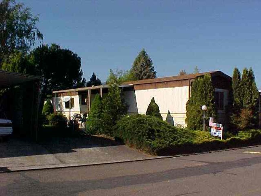 Huge dbl lot with nice yard. Newer carpet and heat pump. Garden tub, good schools, covered carport, storage shed, split floor plan and more. Central A/C, clubhouse benefits with pool. $323 per month space rent. Bring your clients, they will love it.