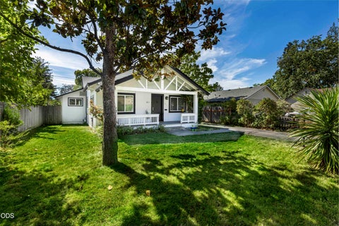 Photo of 711 SW H Street, Grants Pass, OR 97526 (MLS # 220228964)