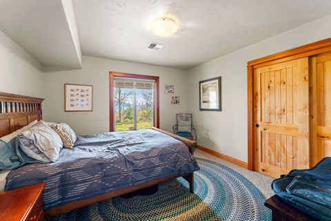 Tiny photo for 252 Frontier Lane, Grants Pass, OR 97526 (MLS # 220215170)