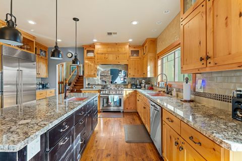 Tiny photo for 252 Frontier Lane, Grants Pass, OR 97526 (MLS # 220215170)