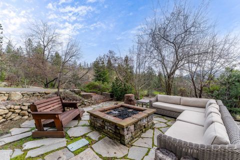 Tiny photo for 252 Frontier Lane, Grants Pass, OR 97526 (MLS # 220215170)