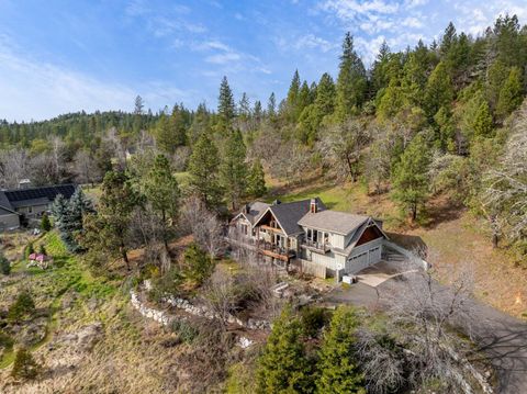 Photo of 252 Frontier Lane, Grants Pass, OR 97526 (MLS # 220215170)