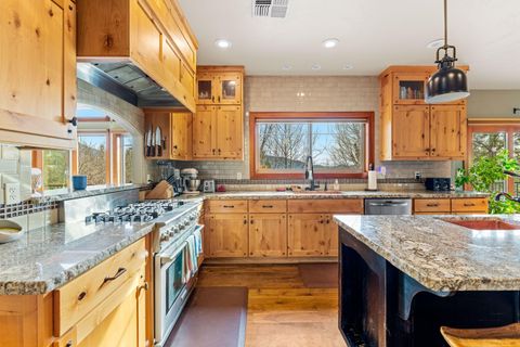 Tiny photo for 252 Frontier Lane, Grants Pass, OR 97526 (MLS # 220215170)