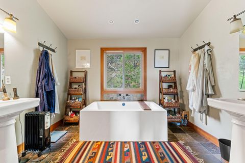 Tiny photo for 252 Frontier Lane, Grants Pass, OR 97526 (MLS # 220215170)