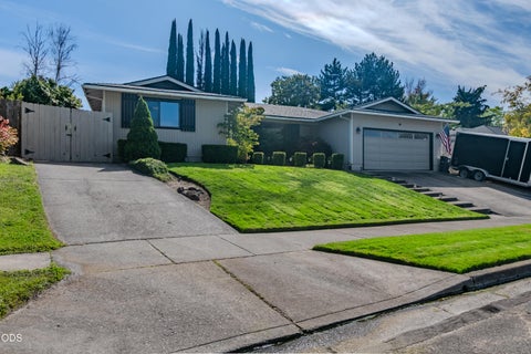 Photo of 2836 Pennington Drive, Medford, OR 97504 (MLS # 220228743)