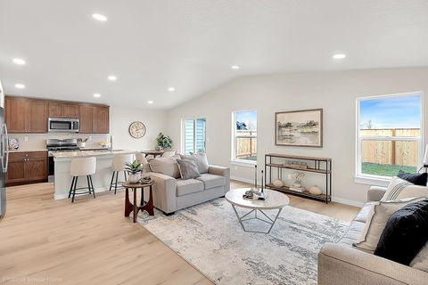 Tiny photo for 1822 Dragon Tail Place #15, Medford, OR 97504 (MLS # 220213132)