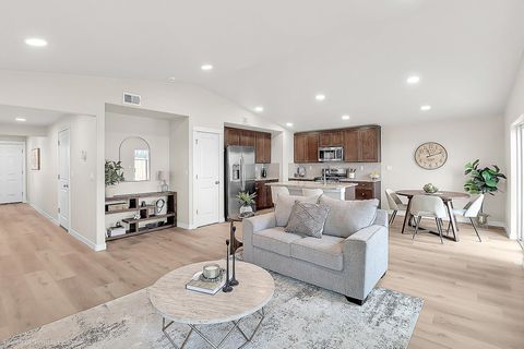 Tiny photo for 1822 Dragon Tail Place #15, Medford, OR 97504 (MLS # 220213132)