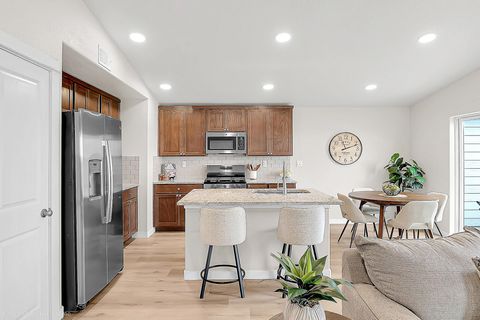 Tiny photo for 1822 Dragon Tail Place #15, Medford, OR 97504 (MLS # 220213132)