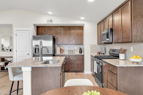 Tiny photo for 1822 Dragon Tail Place #15, Medford, OR 97504 (MLS # 220213132)