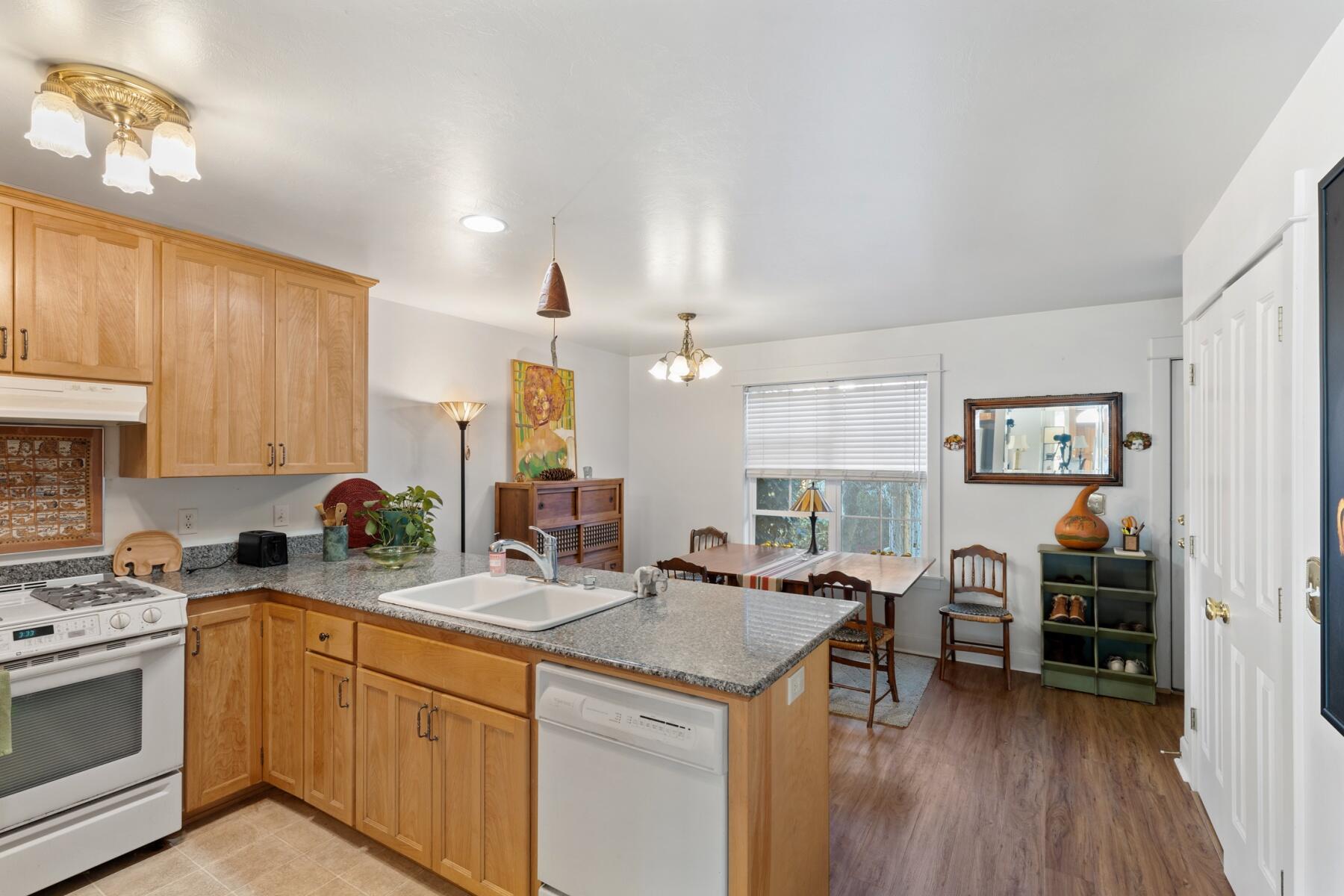 Siskiyou Springs Luxury Townhomes - Residential