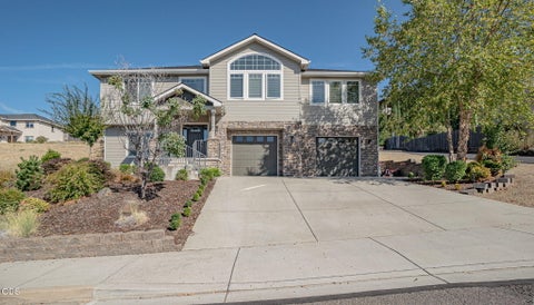 Photo of 2454 Herrington Way, Medford, OR 97504 (MLS # 220228995)