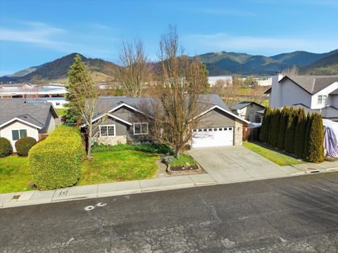 Photo of 2074 SE Kayleigh Way, Grants Pass, OR 97526 (MLS # 220215172)