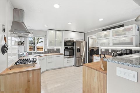 Tiny photo for 2074 SE Kayleigh Way, Grants Pass, OR 97526 (MLS # 220215172)