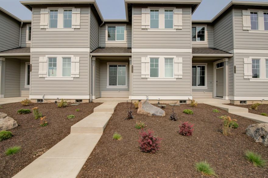 Light and Bright, like-new, Luderman Crossing townhome in SE Bend. Home features open floor plan with a modern kitchen complete with breakfast bar and stainless appliances that flows into the great room. Primary bedroom upstairs, along with two more bedrooms, bathroom and a loft space. Close to Alpenglow and Larkspur parks and easy access to the Old Mill District. Bend living at its finest!